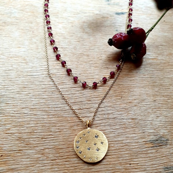 Hanka IN ilgas kaklo papuošalas su granatu ir cirkonio medalionu